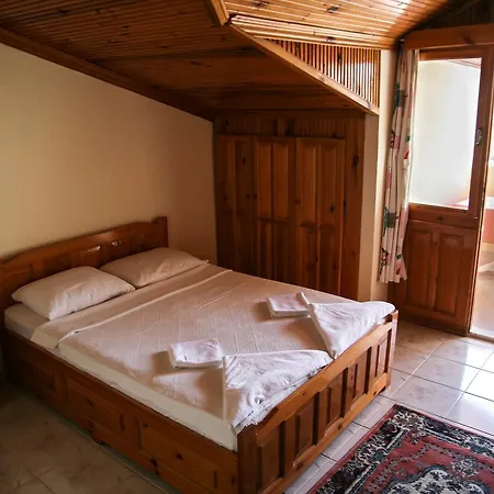 Erasmus Apartahotel 4*